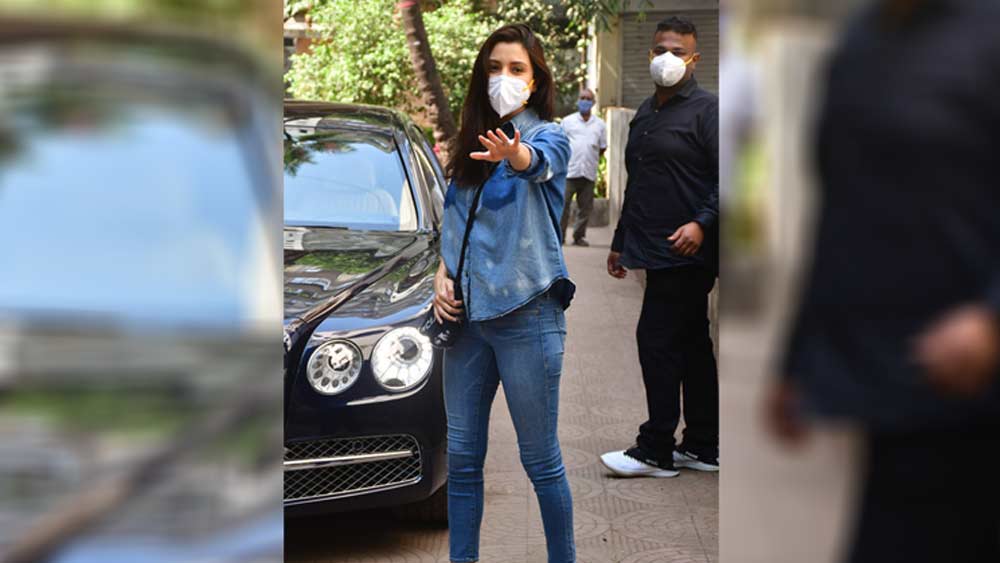 বলি তারকারা যেখানেই যান সঙ্গে অন্তত এক জন দেহরক্ষী থাকেন। তাঁদের ছবিগুলি লক্ষ্য করলে খুব সহজেই সেই দেহরক্ষীকে চিহ্নিত করা যায়। মূলত কালো পোশাক পরে থাকেন। চোখে থাকে কালো কাচের চশমা।