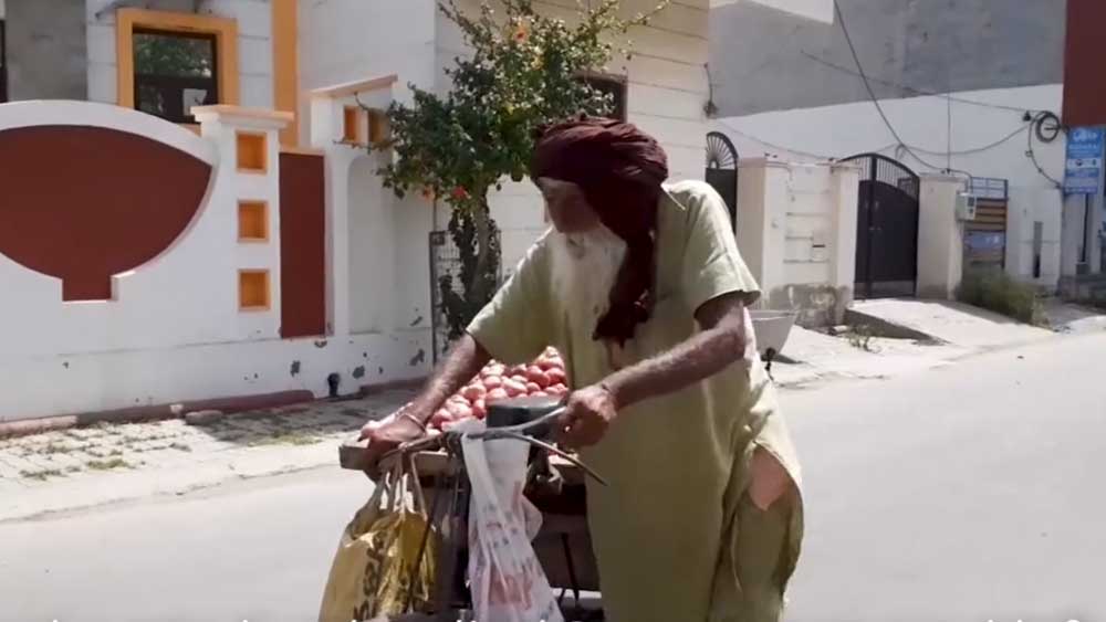 মরতে ভয় পান না বলে জানিয়েছেন হরবংশ। নাতিদের মুখ চেয়ে, তাদের ভার বহন করে চলেছেন আজও। এখনও তিনি সম্পূর্ণ সুস্থ, আরও অনেক বছর বাঁচতে হবে যে তাঁকে।