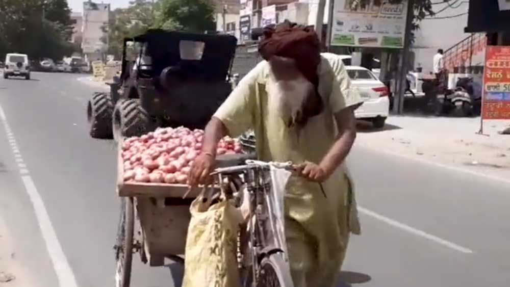 অতিমারির সময়েও প্রাণের ঝুঁকি নিয়েই কাজ করে চলেছেন তিনি।