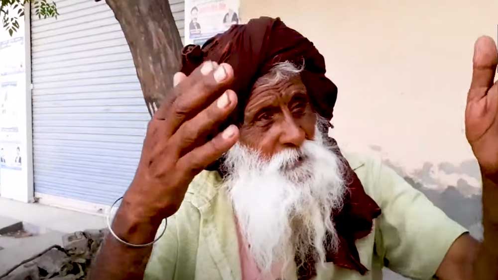 রোজ সকাল হলেই ঠেলা গাড়িতে আলু-পিঁয়াজ বোঝাই করে বেরিয়ে পড়েন তিনি। ১০০ বছরের বৃদ্ধ ২০০ কিলোর ঠেলা ঠেলে পৌঁছে যান মোগার বিভিন্ন প্রান্তে।