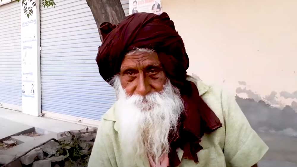 নাতিদের খাওয়া, পরা, পড়াশোনা সবেরই খেয়াল রাখছেন ১০০ বছরের এই বৃদ্ধ।