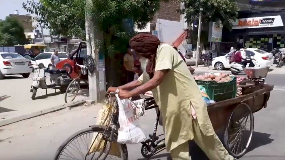 পরিবারের খরচ বাড়ছে দেখে আলাদা সংসার পেতে ফেললেন ছোট ছেলেও। বাধ্য হয়েই বুড়ো হাড়ে ফের উপার্জনের রাস্তায় নামতে হল তাঁকে।