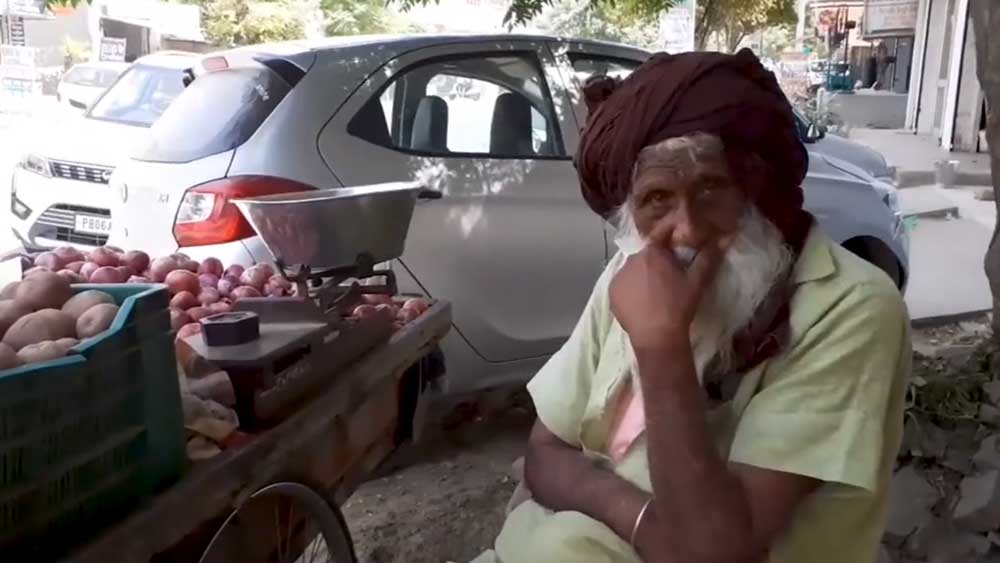 কিন্তু বেশি দিন সুখ সহ্য হল না হরবংশের। এক দুর্ঘটনায় বড় ছেলের মৃত্যু হল। বড় ছেলের তরফে দুই নাতির দায়িত্ব এসে পড়ল তাঁর ঘাড়েই।