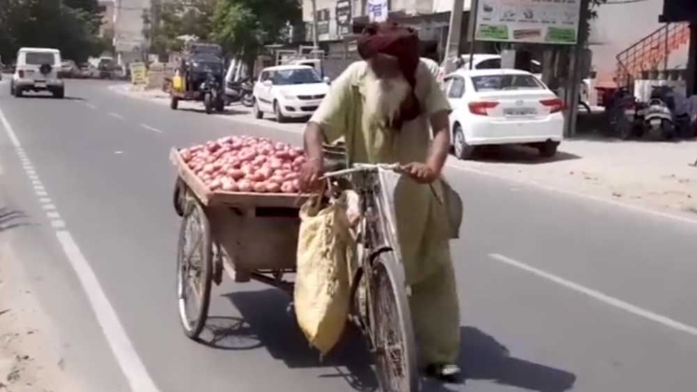 অনেক টালমাটালের পর জীবন থিতু হয়েছিল তাঁর। উপার্জন কম হলেও সংসার পেতেছিলেন। সংসার নিয়ে সুখীও ছিলেন। দুই ছেলে, স্ত্রীকে নিয়ে ভালই দিন কাটছিল তাঁর।