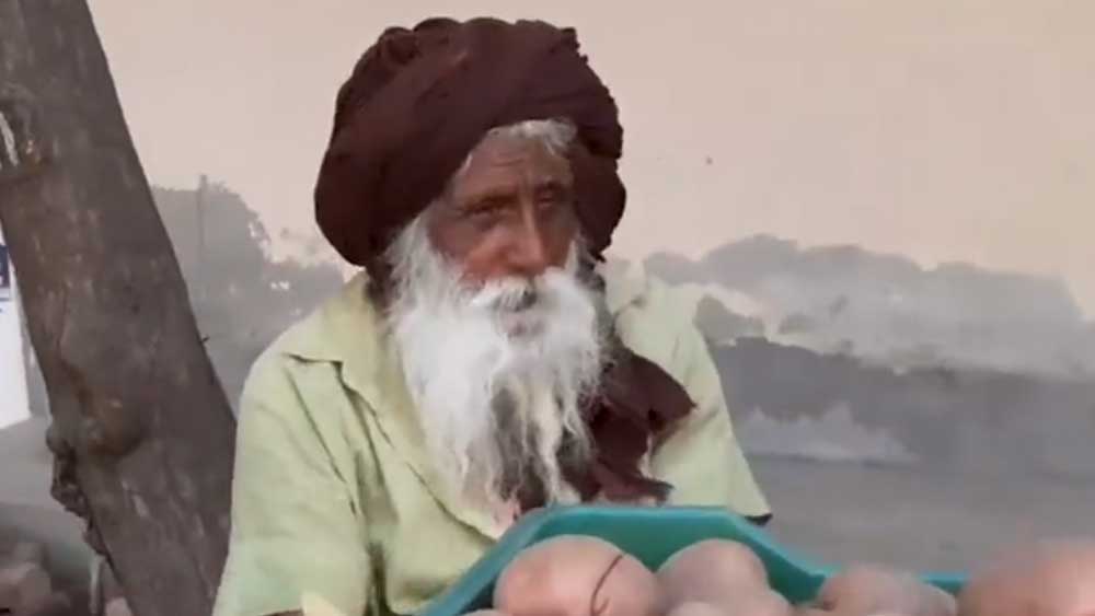 কোনও দিন খাবারের জন্য কারও উপর নির্ভর করে থাকেননি। ‘কর্মই ধর্ম’ বিশ্বাস রাখা হরবংশ সারা জীবন নিজের অন্ন নিজেই জুটিয়ে নিয়েছেন।