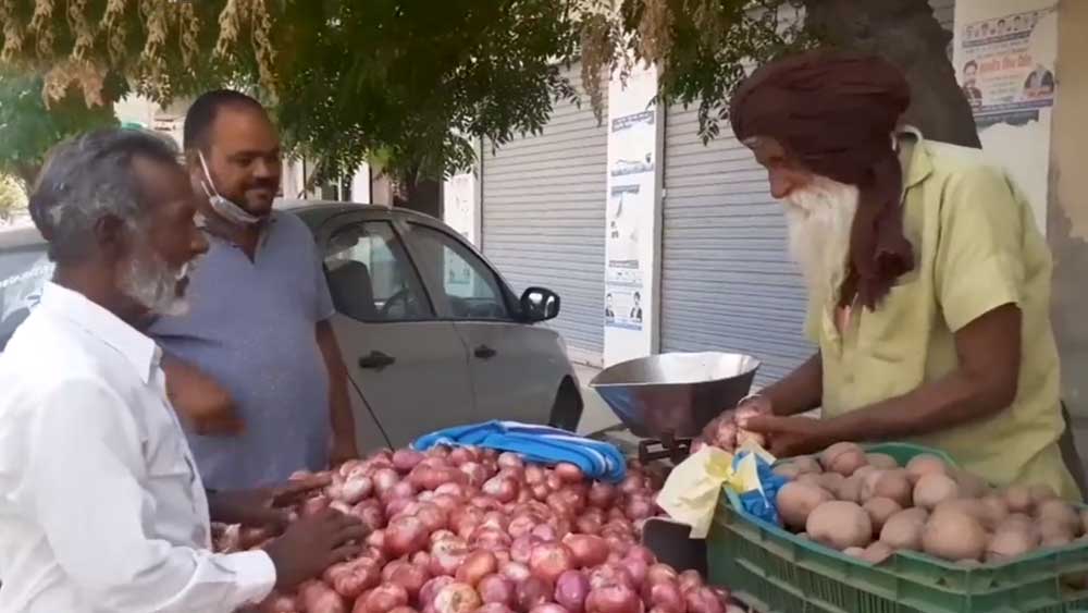 প্রথমে কার্নাল জেলায় থাকতে শুরু করেন। তার পর সেখান থেকে পঞ্জাবের মোগা।