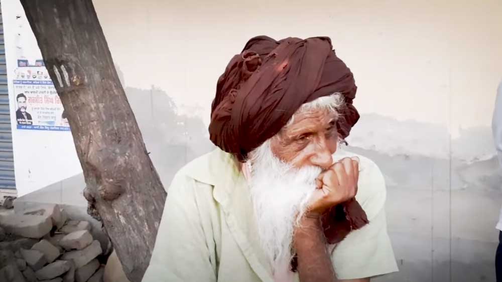 ভারত থেকে বিচ্ছিন্ন হয়ে গেল পাকিস্তান। প্রাণ বাঁচাতে ভিটে মাটি ছেড়ে মা-বাবার হাত ধরে রওনা দিলেন ভারতে।