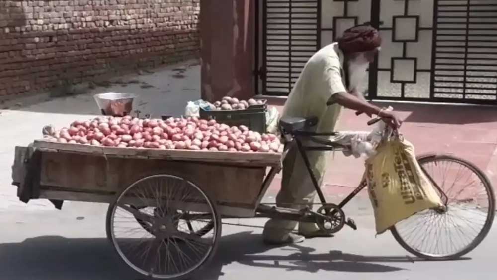 এই গ্রামেই মা-বাবা, ভাই-বোনদের সঙ্গে বড় হয়েছিলেন তিনি। তার পর যখন ২৭ বছরে পা দিলেন সব কিছুই কেমন যেন এলোমেলো হয়ে গেল তাঁর।
