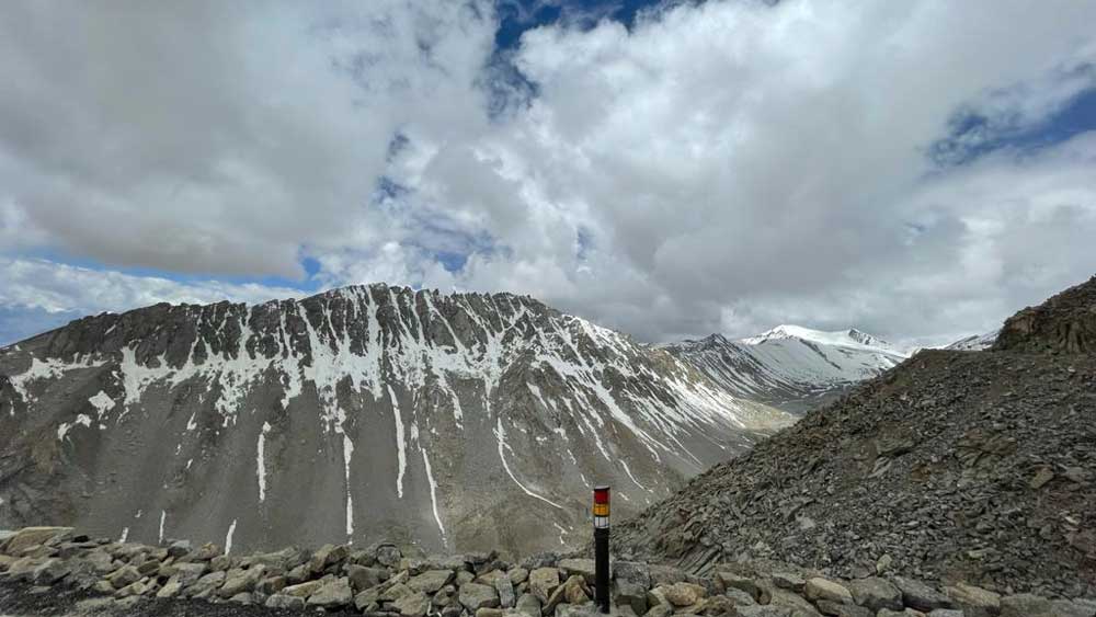প্রথম দিনেই আনন্দবাজার অনলাইনের জন্য পাঠিয়েছিলেন নিজের মোবাইল ক্যামেরায় তোলা তুষারধবল হিমালয়ের ছবি। এ বার পাঠালেন আরও অনেক ছবি।