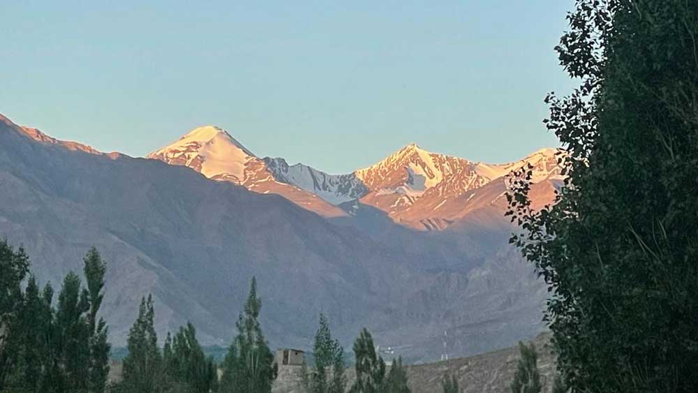 বুধবার সকালে কলকাতা থেকে রওনা দিয়ে ওই দিনই পৌঁছান ভূস্বর্গে। বুধ ও বৃহস্পতিবার লেহ-লাদাখ ঘোরেন দিলীপ। 