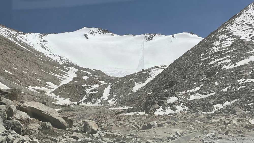 ধর্মপ্রাণ দিলীপ এই সময়ে সেরে ফেলেছেন সিন্ধু দর্শনও। সেখানে একটি ছোটদের স্কুলও পরিদর্শন করেন।  