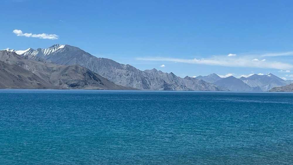 শুক্রবার যান প্যাংগং লেক দেখতে। ক্যামেরা বন্দি করেন নীল জলের বিখ্যাত লেক।