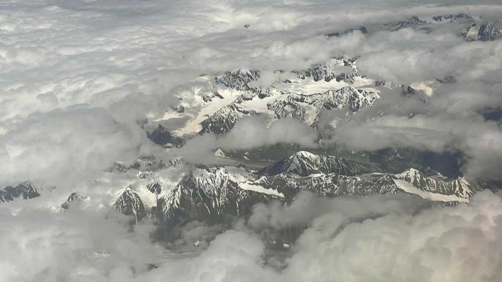 লোকসভার সাংসদ দিলীপ সংসদের স্বরাষ্ট্র বিষয়ক কমিটির সদস্যও। তবে সেই কারণে নয়, ব্যক্তিগত কৌতূহলেই দেখা করেন ভূস্বর্গের নিরাপত্তার দায়িত্বে থাকা জওয়ানদের সঙ্গে। স্থানীয় বাসিন্দাদের সঙ্গেও কথা বলেন।