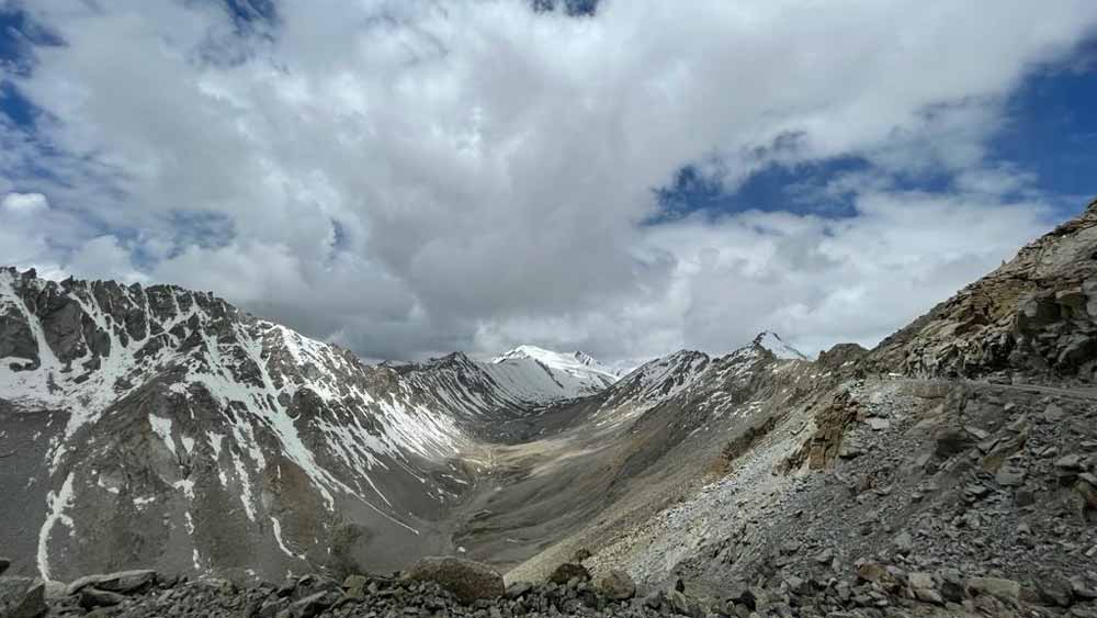 ছবি তুলতে ভালবাসলেও তার কোনও প্রশিক্ষণ নেই। দিলীপ অবশ্য বলেন, ‘‘ভালবেসে ছবি তুলি। মনের আনন্দ পেতে তো আর প্রশিক্ষণ লাগে না।’’