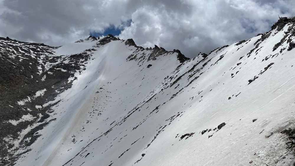 কাশ্মীর সফর নিয়ে খুবই খুশি দিলীপ। বলেন, ‘‘ছোট থেকে ভূস্বর্গ থেকে ৩৭০ ধারা বিলোপের স্বপ্ন দেখেছি। সেটা হওয়ার পরে এই প্রথম এলাম।’’