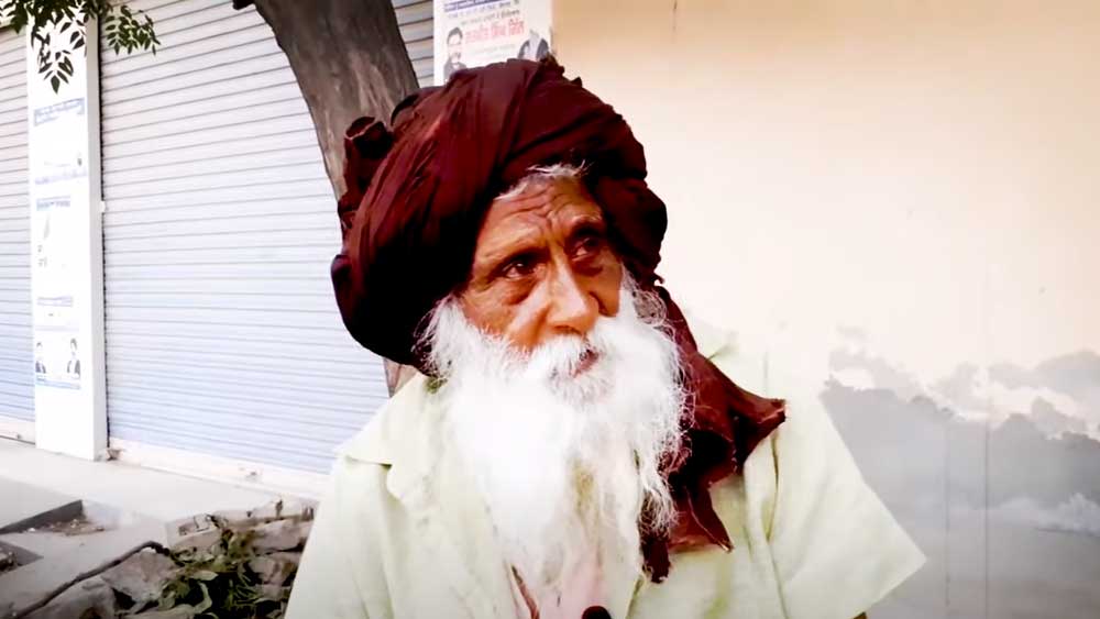 এক ছেলেকে হারিয়েছেন গাড়ি দুর্ঘটনায়। আর এক জন বুড়ো বাবার ‘বোঝা’ বইবেন না বলে নিজেই ছেড়ে চলে গিয়েছেন সেই কবে।