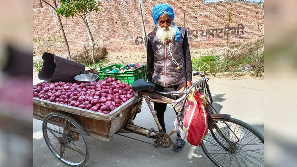 শতবর্ষ পেরনো বৃদ্ধ বয়সের দ্বিগুণ ভার বয়ে তাই দায়িত্ব পালন করে চলেছেন। বড় ছেলের দুই সন্তানের ভরণপোষণের দায়িত্ব যে তাঁরই উপর।