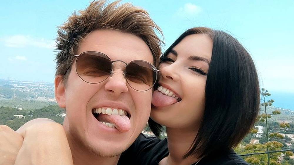 স্বামীর সঙ্গে রাইলে। 