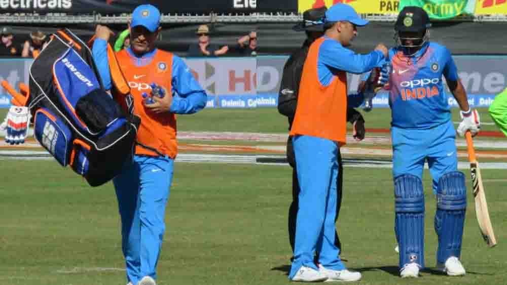 সেই ছবি। রায়নার জন্য মাঠে জল ও কিট ব্যাগ এনেছিলেন ধোনি। ফাইল চিত্র। 