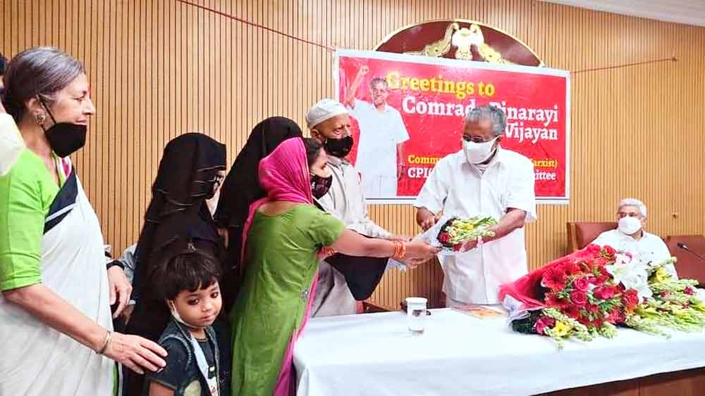 সম্মান: বৃন্দা কারাট, প্রকাশ কারাটের উপস্থিতিতে সংবর্ধিত পিনারাই বিজয়ন