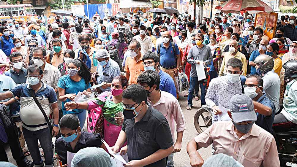 উত্তর কলকাতায় জয়েন্ট পরীক্ষা কেন্দ্রের বাইরে অভিভাবকদের ভিড়।