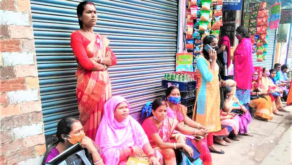 ভিতরে চলছে পরীক্ষা। বাইরে অপেক্ষারত অভিভাবকদের মধ্যে নেই দূরত্ব। অনেকে মাস্কও পরেননি। মালদহের পিরোজপুরে। 