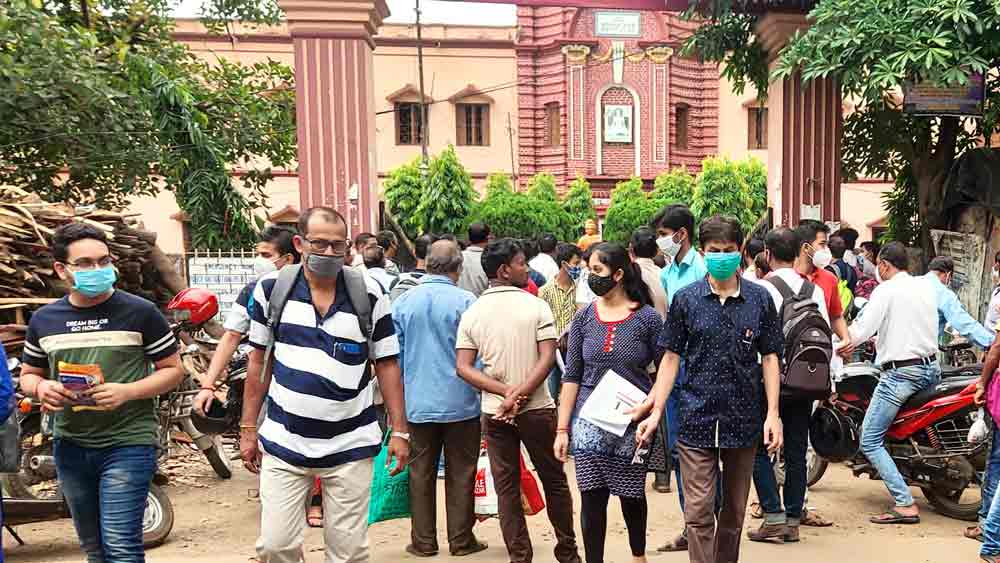 জয়েন্ট এন্ট্রান্স পরীক্ষার শেষে সিউড়ির একটি স্কুল থেকে বেরোচ্ছে পরীক্ষার্থীরা। শনিবার। 