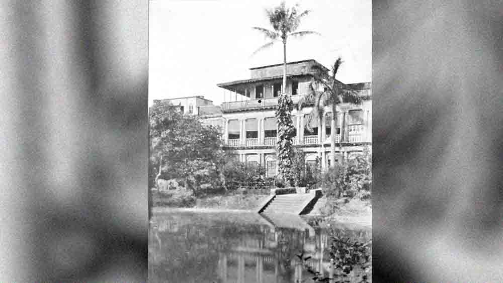 জোড়াসাঁকোর ১২ নং মদন চ্যাটার্জি লেনে তাঁর পৈতৃক বাটী। 