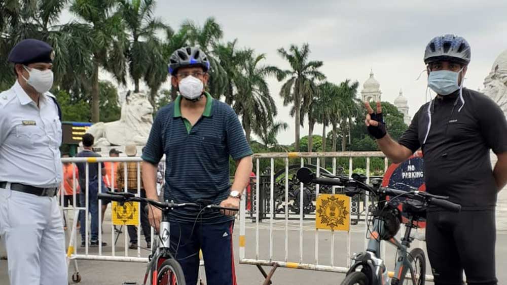 সাইকেলে চেপে হাজির আধিকারিকরা