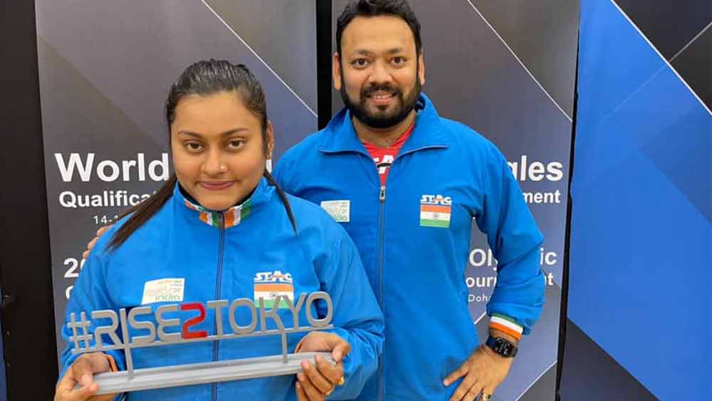 কোচ সৌম্যদীপ রায়ের সঙ্গে সুতীর্থা।