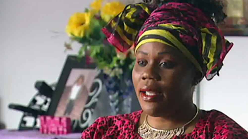 ভালবেসে বিয়ে করেছিলেন একে অপরকে। কিন্তু সন্দেহের বশে স্ত্রী নোয়েলা রুকুন্দকে ‘খুন’ই করে বসেন স্বামী কালালা। কিন্তু রুকুন্দ মারা যাননি। বরং স্বামীর ভাড়া করা গুন্ডারাই তাঁকে নতুন জীবন দান করেছিলেন।