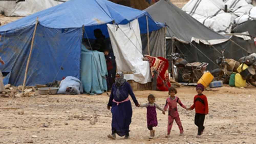 শরণার্থী শিবিরেই দু’জনের পরিচয়। কালালা ইংরাজি জানতেন। রুকুন্দ ইংরাজির ‘ই’-ও জানতেন না। রুকুন্দর হয়ে দোভাষীর কাজ করে দিতেন কালালা।