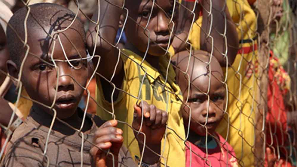 সব কিছু ঠিকই চলছিল। দাম্পত্যে টুকটাক অশান্তি ছাড়া মোটের উপর সুখী পরিবারের মতোই জীবন কাটাচ্ছিলেন তাঁরা। রুকুন্দর আগের পক্ষের চার সন্তানকেও মেনে নিয়েছিলেন কালালা।