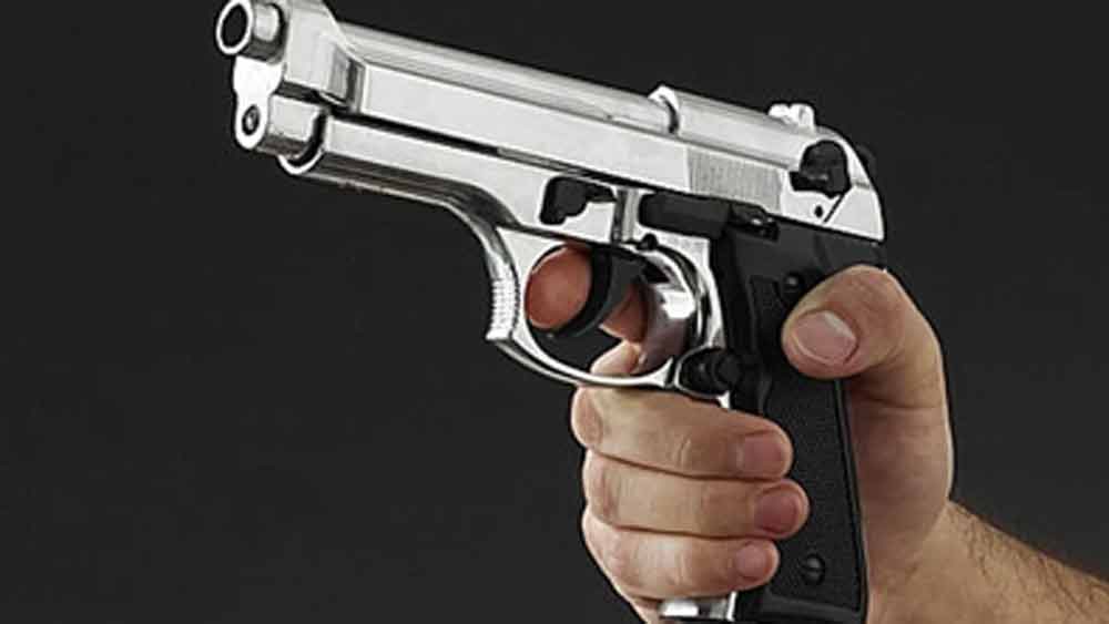 রুকুন্দ জানতেন না বাইরে তাঁর জন্য স্বামীর ভাড়া করা গুন্ডা বন্দুক নিয়ে অপেক্ষা করছে। হোটেল থেকে কিছু দূর যেতেই বন্দুক দেখিয়ে তাঁকে অপহরণ করে নেন তাঁরা। তার পর চোখে কাপড় বেঁধে একটি বাড়িতে নিয়ে গিয়ে বেঁধে রাখেন।