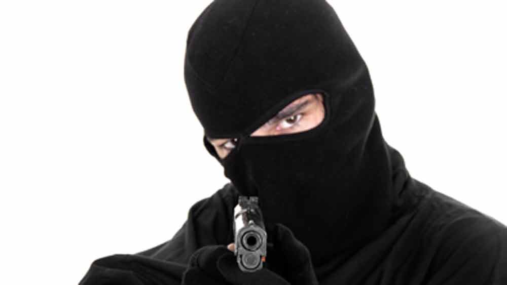 এটুকুই রুকুন্দর জন্য যথেষ্ট ছিল না। তখনও তাঁর বিস্ময়ের বেশির ভাগটাই বাকি ছিল। ওই লোকগুলিই তাঁর ভাইয়ের পরিচিত ছিলেন। তাঁরাই তাঁকে জানিয়েছিলেন কালালাই রুকুন্দকে খুনের জন্য তাঁদের ভাড়া করেছিলেন। নেহাত ভাইয়ের পরিচিত হওয়ায় রুকুন্দকে তাঁরা প্রাণে মারেননি।