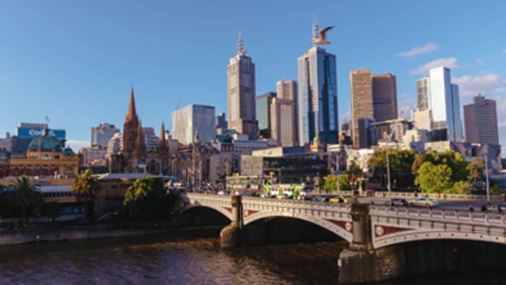 অনেক চেষ্টায় তিনি বুরুন্ডি থেকে অস্ট্রেলিয়ার মেলবোর্নে এসে পৌঁছন। ভাগ্যের পরিহাস এমনই, তিনি যে দিন নিজের বাড়ির সামনে পৌঁছেছিলেন সেই দিনই ধুমধাম করে তাঁর পরলৌকিক ক্রিয়া করছিলেন কালালা।