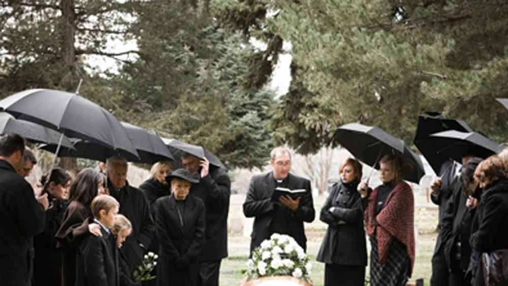 বাড়িতে প্রচুর লোকজনের সমাগম দূরে একটি গাড়ির ভিতর থেকে দেখছিলেন রুকুন্দ। কাজ শেষ হতে এক এক করে যখন নিমন্ত্রিতরা বেরিয়ে যান তার পরই স্বামীর সামনে গিয়ে দাঁড়ান তিনি।