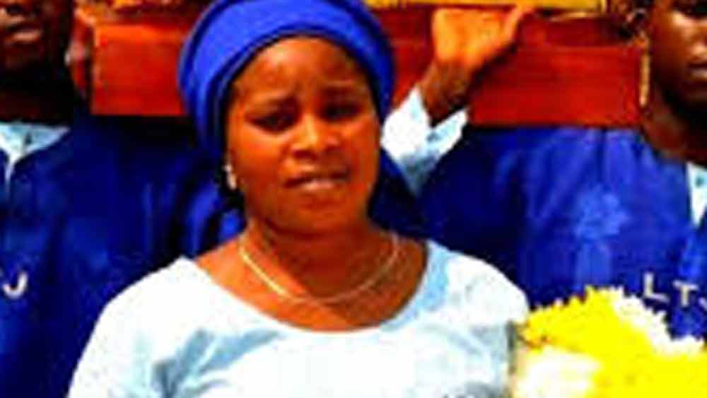 সন্তানদের নিয়ে এখন একাই থাকেন রুকুন্দ। ভয় পান, কষ্টও হয়। কালালা ঘনিষ্ঠরা একাধিক বার বাড়িতে হামলাও চালিয়েছে। তা সত্ত্বেও ভেঙে পড়তে নারাজ রুকুন্দ। একা হাতেই সব সামলাচ্ছেন তিনি।