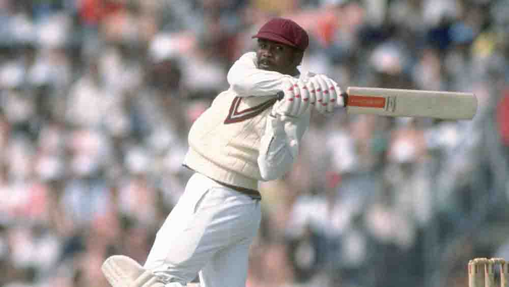 গর্ডন গ্রিনিজ: শোয়েব যে সময় ক্রিকেট খেলছেন ততদিনে গর্ডন অবসর নিয়েছেন। ওয়েস্ট ইন্ডিজের এই ক্রিকেটার ১২৮টি একদিনের ম্যাচ খেলেছেন। ১১টি শতরান-সহ তাঁর রান ৫১৩৪, গড় ৪৫.০৩।