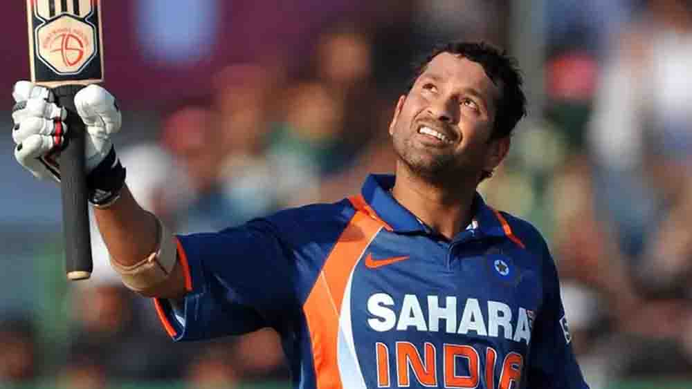 সচিন তেন্ডুলকর: গর্ডনের সঙ্গী মাস্টার ব্লাস্টার। আন্তর্জাতিক ক্রিকেটে শোয়েব এবং সচিনের লড়াই ছিল আকর্ষণের শীর্ষে। কখনও সচিন রান করেছেন, কখনও তাঁর উইকেট নিয়েছেন শোয়েব। সর্বকালের সেরা একাদশে ওপেনার হিসেবে সচিনকেই বেছে নিয়েছেন তিনি।