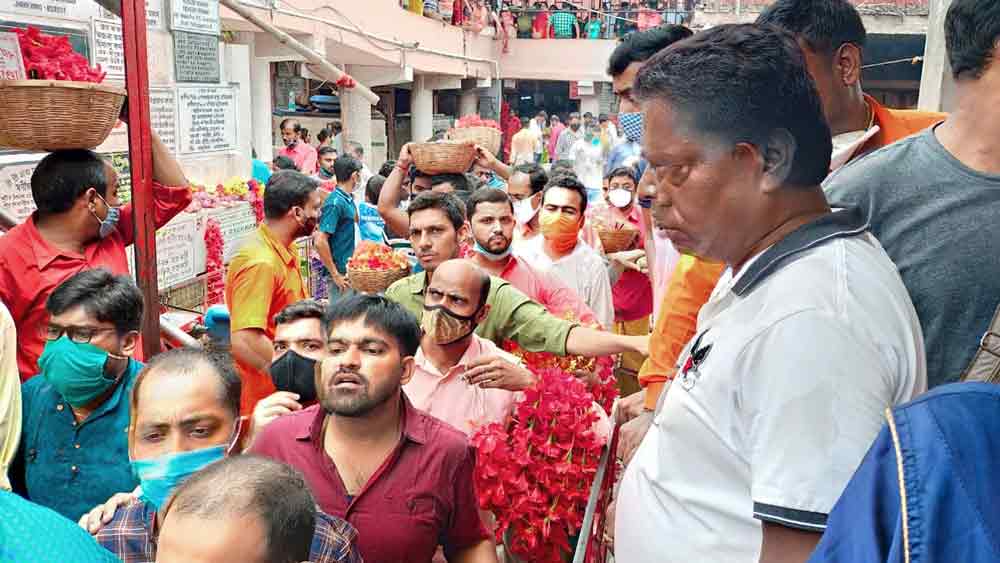  নেই মাস্ক। নেই দূরত্ববিধি। তারাপীঠে রবিবার।