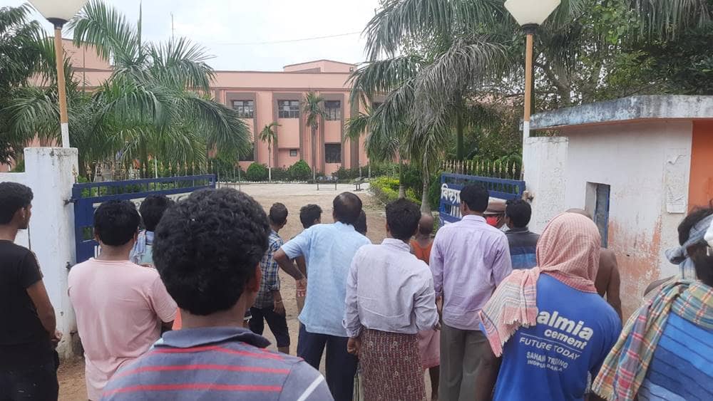 স্কুলের সাামনে বিক্ষোভ।