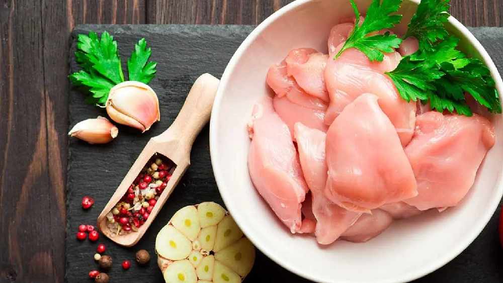 অন্য দিকে, পশ্চিমবঙ্গের বাজার পর্যবেক্ষকদের যুক্তি, অতিমারির আগে বিয়েবাড়ি বা অনুষ্ঠান বাড়িতে মাসের মোট বিক্রির একটা বড় অংশ যেত। কিন্তু লকডাউনে বিয়ে বা সামাজিক অনুষ্ঠানও ঘরোয়া ভাবেই সারা হচ্ছে। কমেছে আমন্ত্রিতের সংখ্যাও। ফলে ৩০০-৪০০ অতিথি নিয়ে বিপুল আয়োজনের জোগান আপাতত প্রয়োজন হচ্ছে না। স্বাভাবিক ভাবেই তার প্রভাব পড়ছে মাংসের সার্বিক চাহিদায়।