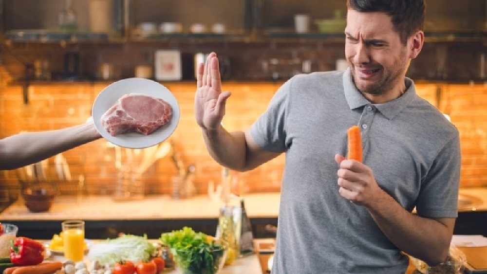 বাজার পর্যবেক্ষকদের মত, মাংস খাওয়ার প্রবণতা কমছে, সেটা যেমন চিন্তার বিষয়, তেমনই আরও একটা বিষয় উদ্বিগ্ন হওয়ার মতো। তা হল, মানুষের মধ্যে নিরামিষ খাওয়ার প্রবণতাও পাল্লা দিয়ে বাড়ছে। মাংসের বদলে প্রোটিন সমৃদ্ধ নিরামিষ খাবার বিকল্প হিসাবে বেছে নিচ্ছেন তাঁরা।