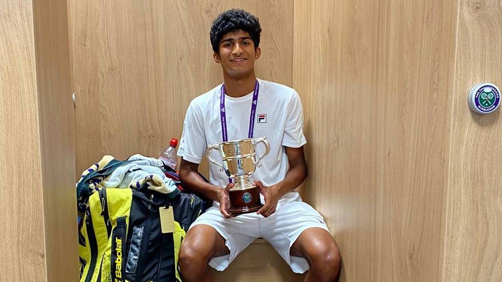 উইম্বলডন জয়ের পর ট্রফি হাতে লকার রুমে বসে বঙ্গ সন্তান। ফাইল চিত্র