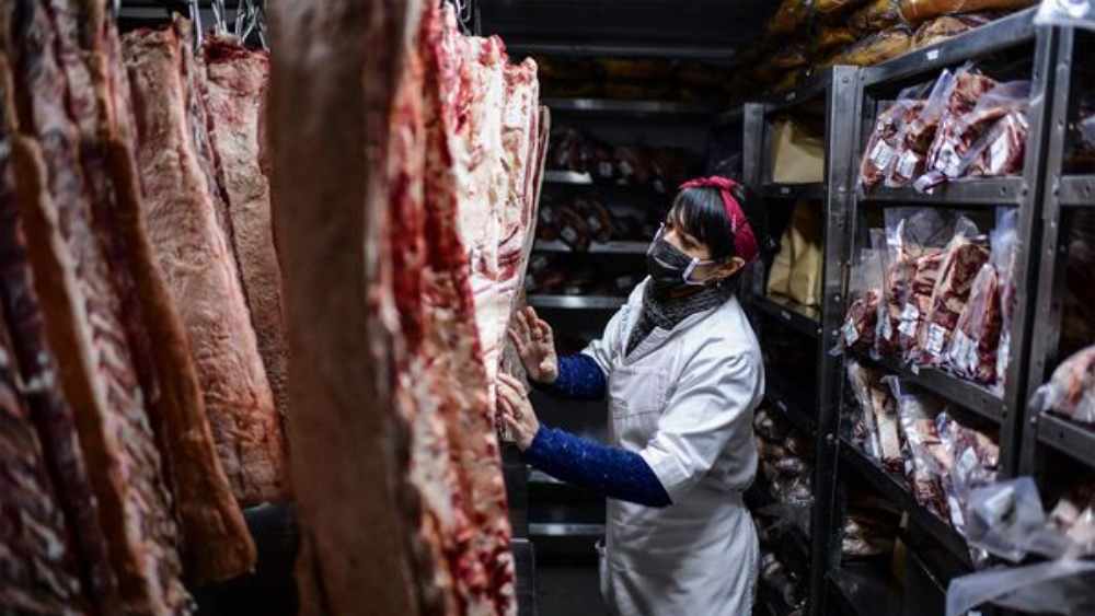 সেই পরিসংখ্যান অনুযায়ী, ২০২০ সালে অতিমারীর সময় থেকে এ পর্যন্ত মাংসের বিক্রিবাটা ১২ শতাংশ কমেছে আমেরিকায়। ইউরোপে শুধু বিফ বা গোমাংসের চাহিদা গত বছর অনেকটা কমেছিল। এবছর তা আরও এক শতাংশ কমবে বলে ভবিষ্যদ্বাণী করেছেন বাজার বিশারদরা। এমনকি যে আর্জেন্তিনা বিশ্বের মাংসাশী দেশগুলির মধ্যে অন্যতম, সেখানেও গত এক বছরে চার শতাংশ কমেছে মাংস কেনার প্রবণতা।