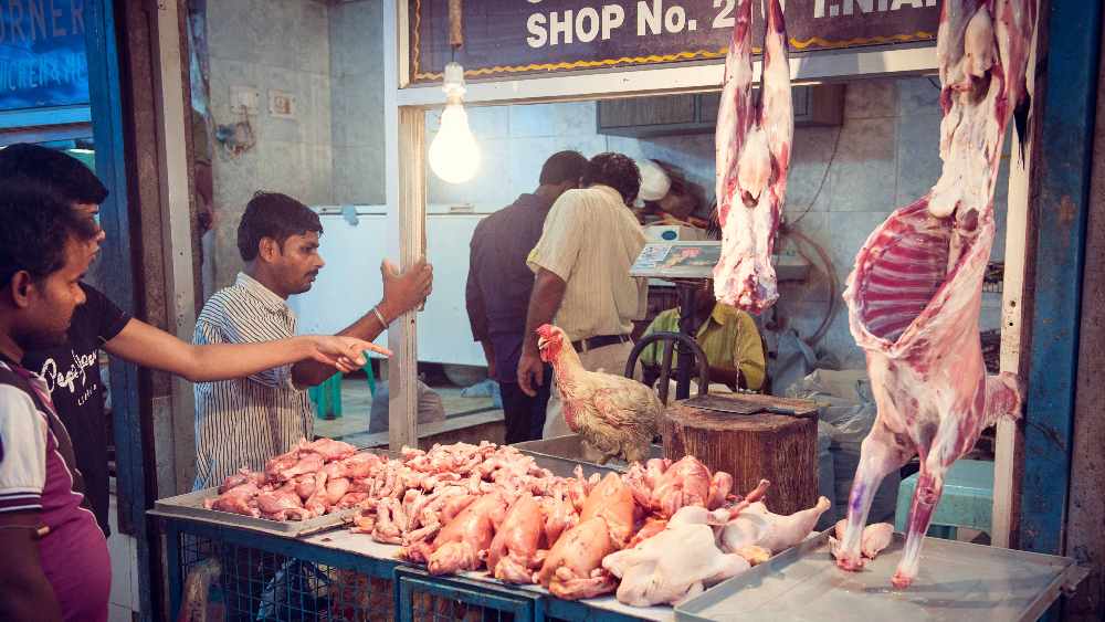 সংখ্যাগুলো দেখতে অল্প মনে হলেও তা না কি অর্থনৈতিক ভাবে আশঙ্কা জাগানোর মতোই। কেন না অর্থনীতিবিদরা বলছেন, মাংসের বাজার হল এমন একটি বাজার, যেখানে চাহিদা কমে না। বরং মাঝে মধ্যেই বেড়ে গিয়ে রেকর্ড উচ্চতা ছুঁয়ে ফেলে। এতদিন তা উত্তরোত্তর বেড়েছেও। মাংসের দাম কমা বা বৃদ্ধি পাওয়ার সে রকম কোনও প্রভাব এতদিন পড়েনি বাজারে। কিন্তু এখন তা পড়ছে।