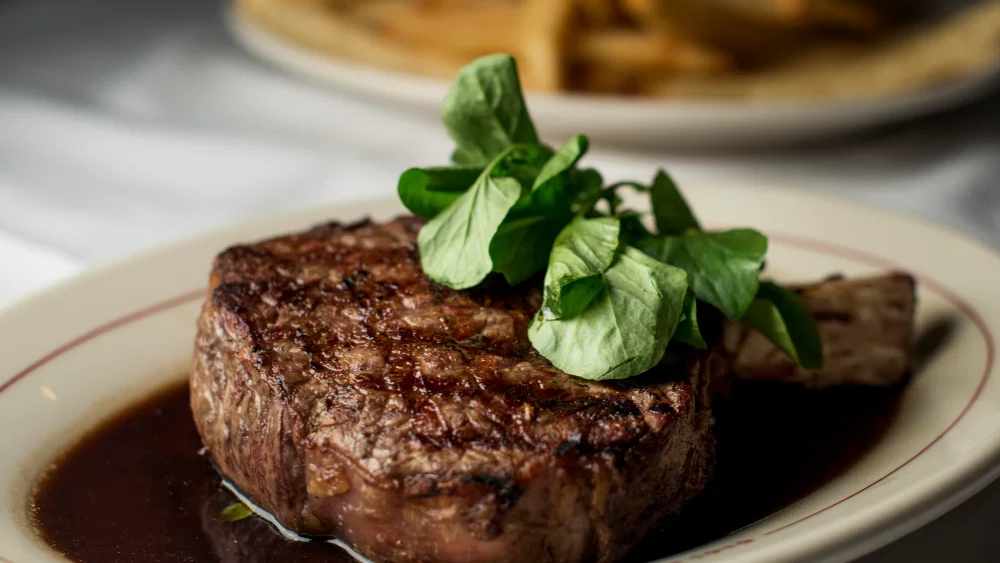 মাংসের চাহিদায় এই সামন্য অবনমনও তাই বেশ বিরল। অর্থনৈতিকভাবে আশঙ্কা জাগানোর মতোই।