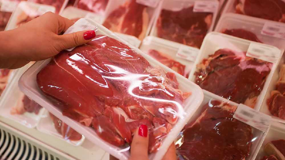 অর্থনীতিবিদদের কথায়, অতিমারির পর থেকে তৈরি হওয়া এই প্রবণতার দু’টো কারণ থাকতে পারে। এক, মাংসের দাম বেড়ে যাওয়া এবং মানুষের ক্রয় ক্ষমতার অবনতি। অতিমারি অর্থনৈতিকভাবে অনেকটাই দুর্বল করে দিয়েছে মধ্যবিত্ত শ্রেণিকে।  ক্রয় ক্ষমতা কমেছে। ফলে যে পরিবারের রাতের খাবারের থালায় নিয়মিত মাংস থাকত, তারা নিয়মিত মাংস কিনতে পারছেন না। আমিষ খেলে বেছে নিচ্ছেন অল্প দামের বিকল্প। তবে বেশিরভাগ ক্ষেত্রে নিরামিষ বিকল্পই বেছে নিতে দেখা যাচ্ছে তাঁদের।