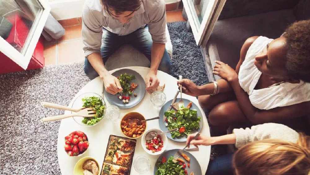 দ্বিতীয় কারণটি বেশি চিন্তার। সার্বিক সমীক্ষায় দেখা গিয়েছে, এমনও অনেকে রয়েছেন যাঁরা স্রেফ পরিবেশ সচেতন হয়েই মাংস খাওয়া বন্ধ করছেন। প্রাণি হত্যা, প্রাকৃতিক ভারসম্য নষ্ট হওয়ার মতো নানা কারণে তাঁরা সম্পূর্ণ নিরামিষাশী হচ্ছেন। এমনকি অনেক কমবয়সিদের মধ্যেও এমন প্রবণতা দেখা যাচ্ছে, যা চিন্তায় ফেলেছে বাজার অর্থনীতিবিদদের।